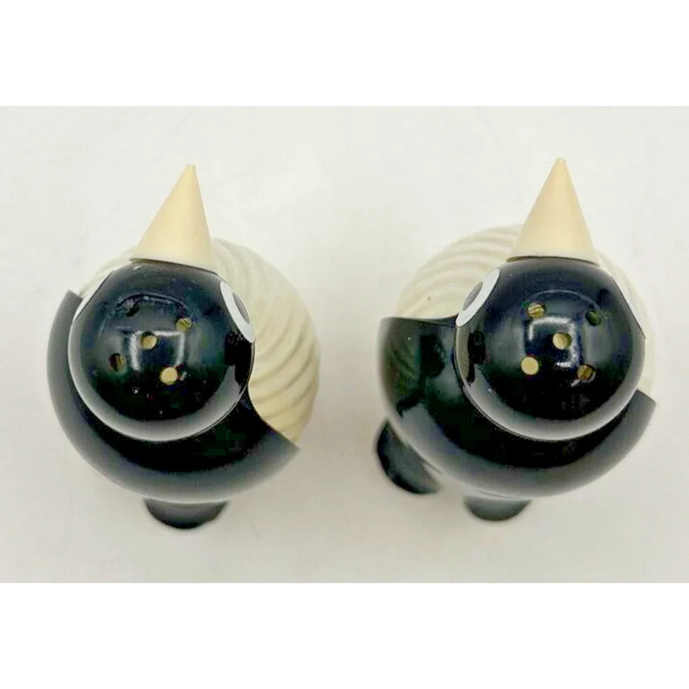 Vintage Retro Salt and‎ Pepper Shakers Penguin Plastic Head Glass Base U260/10
